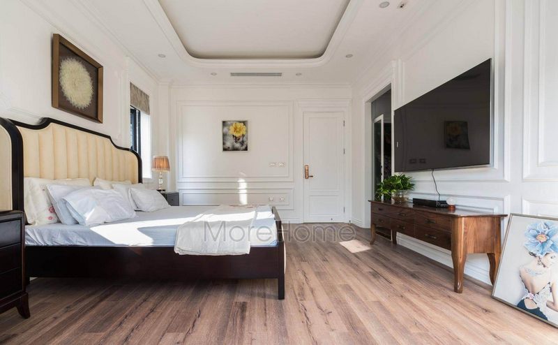 Gia chủ có thể trang trí phòng ngủ bằng cách bức tranh treo tường như tranh canvas, tranh thêu,..